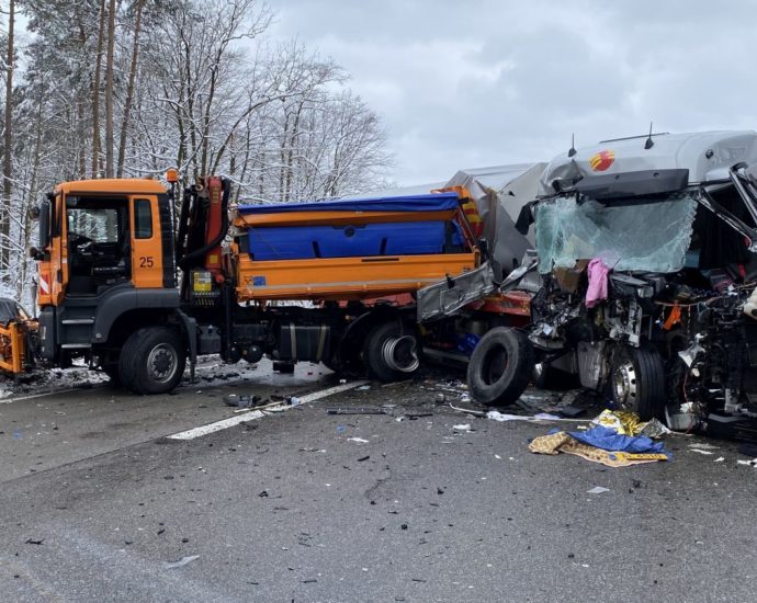 Osthessen: Sattelzug auf Winterdienst aufgefahren