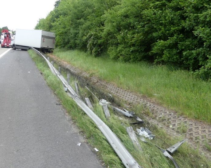 LKW kommt von der A7 ab – Fahrer schwer verletzt