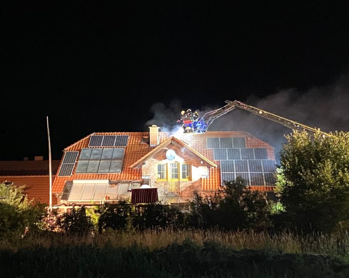 Wohnhausbrand in Laudenbach – Feuerwehr stundenlang im Einsatz (VIDEO)