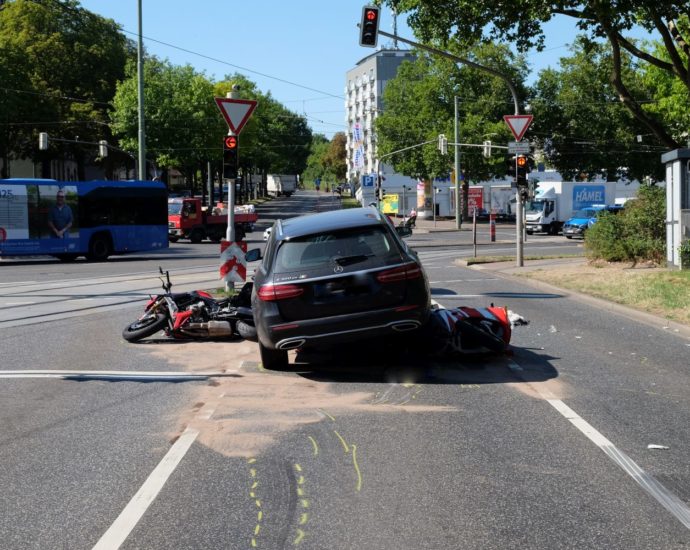 Schwerer Unfall am Auestadion – Mercedes kracht in Motorräder