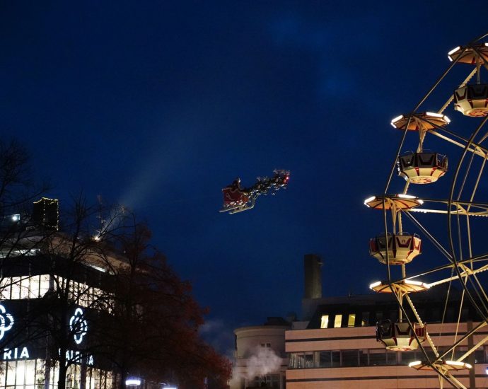 Kasseler Weihnachtsmarkt eröffnet mit fliegenden Weihnachtsmann (Kurzclip)