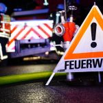 Silvesternacht: Wartender PKW-Fahrer fährt plötzlich auf Feuerwehrleute zu – Festnahme