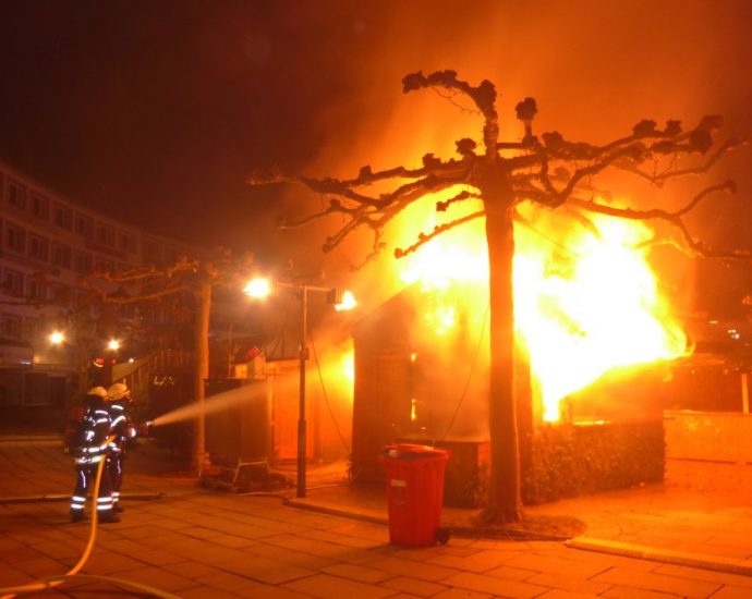 Kassel: Bratwurstbude auf Weihnachtsmarkt abgebrannt