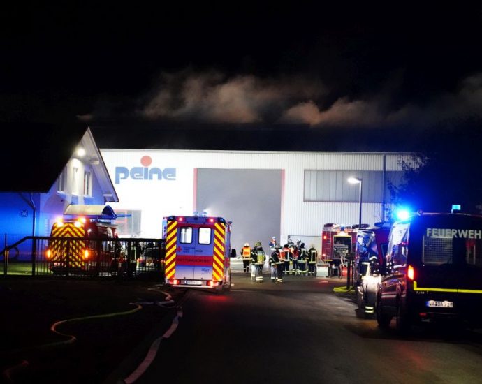 Zwei Feuerwehrmänner bei Großbrand in Mengeringhausen verletzt (VIDEO)