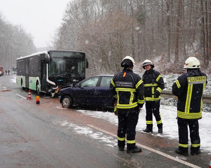 B450: PKW-Fahrerin kommt ins Rutschen und kracht in Linienbus