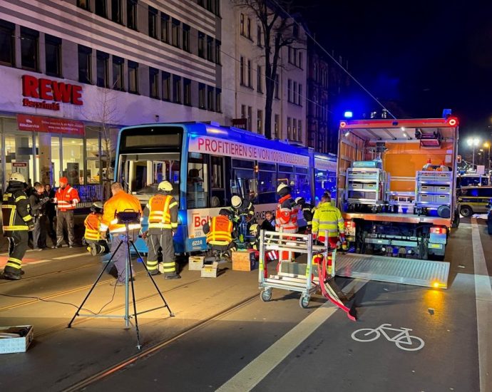 KS: Schwerer Straßenbahnunfall auf der Friedrich-Ebert-Straße