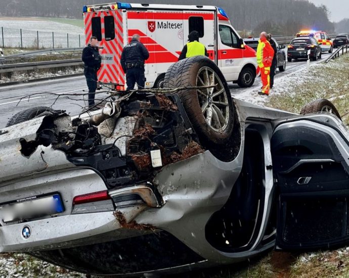 A49: PKW kommt ins Schleudern und landet auf dem Dach