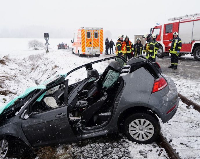 Bad Emstal: Weiterer schwerer Unfall auf schneeglatter Fahrbahn