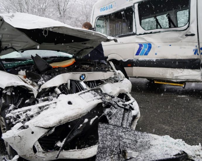 Schneeglätte: Zwei Verletzte nach Unfall auf B450 bei Istha