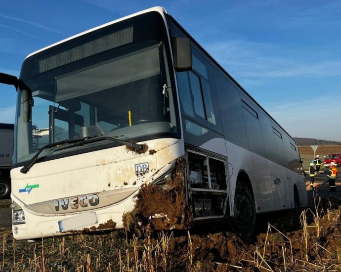 Schulbus kollidiert mit PKW