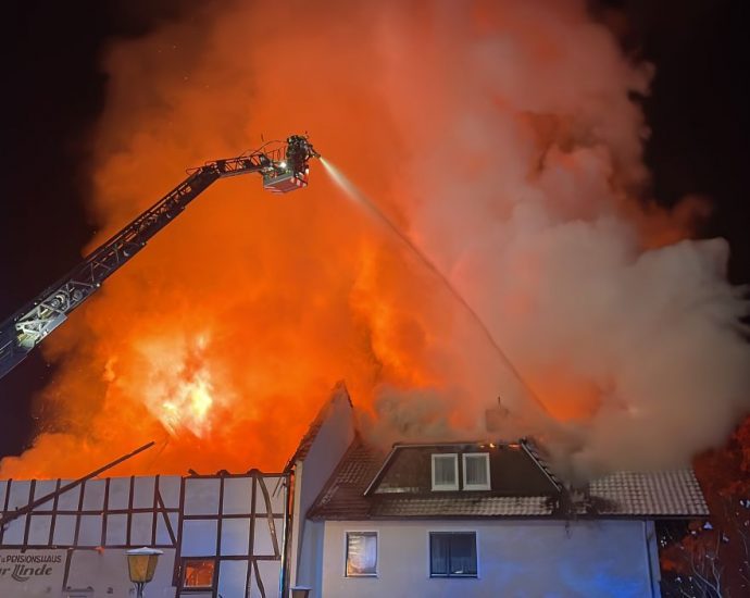 Großbrand an der Landesgrenze – Hessische Einsatzkräfte unterstützten Löscharbeiten (VIDEO)