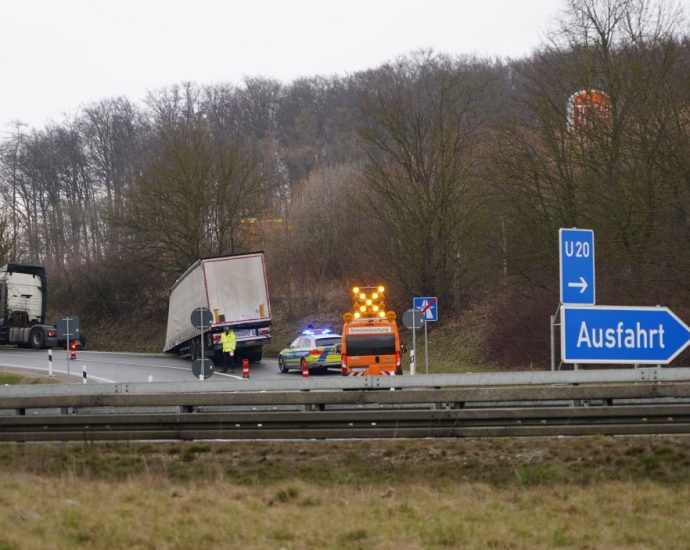 LKW verliert Auflieger in der A44 Abfahrt bei Breuna