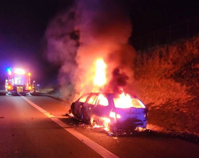 HeLi: BMW brannte auf A44 bei Hessisch Lichtenau