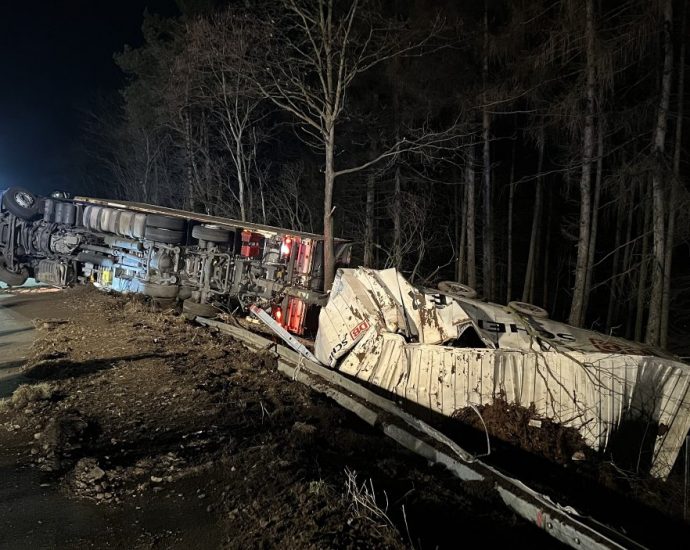 LKW kommt von der A7 ab