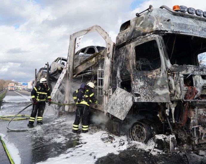 LKW-Autotransporter stand auf der A7 im Vollbrand (VIDEO)