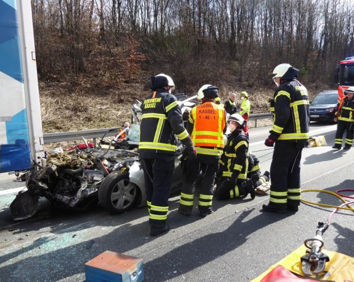 Unfall am Stauende: Mutter und Sohn kommen ums Leben – Dreijährige Tochter überlebt