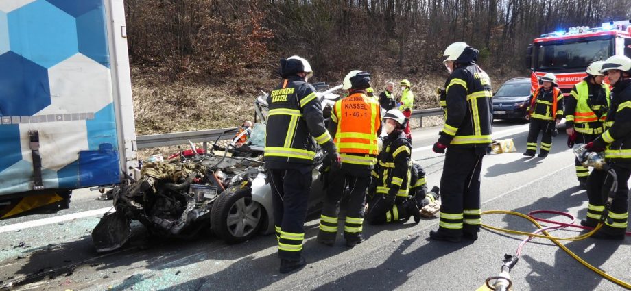 Unfall am Stauende: Mutter und Sohn kommen ums Leben – Dreijährige Tochter überlebt