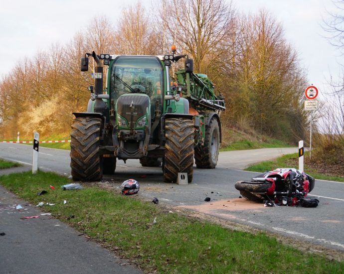 Motorradfahrerin kracht in Traktor – Schwerer Unfall bei Immenhausen