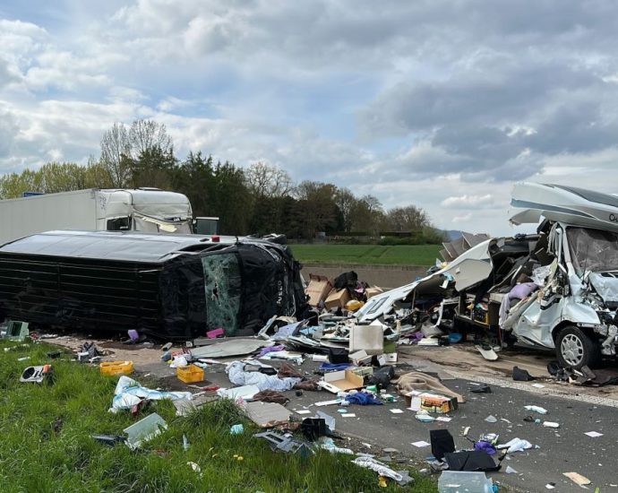 Stauende übersehen: Stundenlange Vollsperrung nach LKW Unfall auf A44