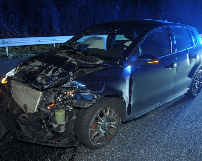 PKW fährt auf A49 unter LKW