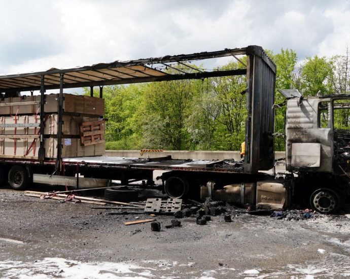 KS: LKW beladen mit Küchen-Arbeitsplatten brannte auf der A7