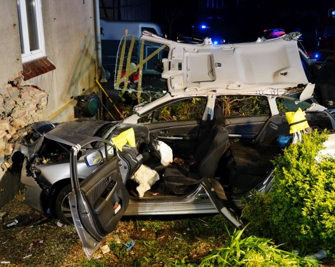 PKW kracht in Landau in Wohnhaus – Rettungshubschrauber im Einsatz (VIDEO)