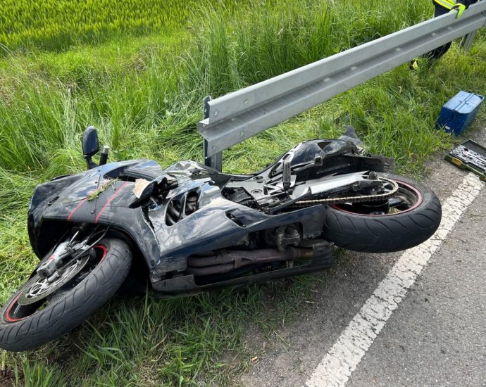 Motorradfahrer nach Unfall unter Leitplanke eingeklemmt