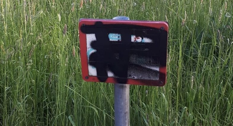 Unbekannte besprühen Hydrantenschilder in Habichtswald