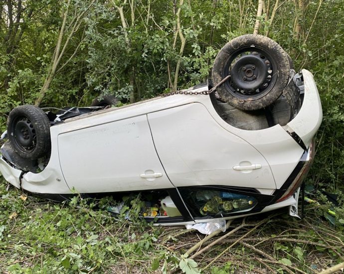 PKW durch die Hecke – Fahrerin leicht verletzt