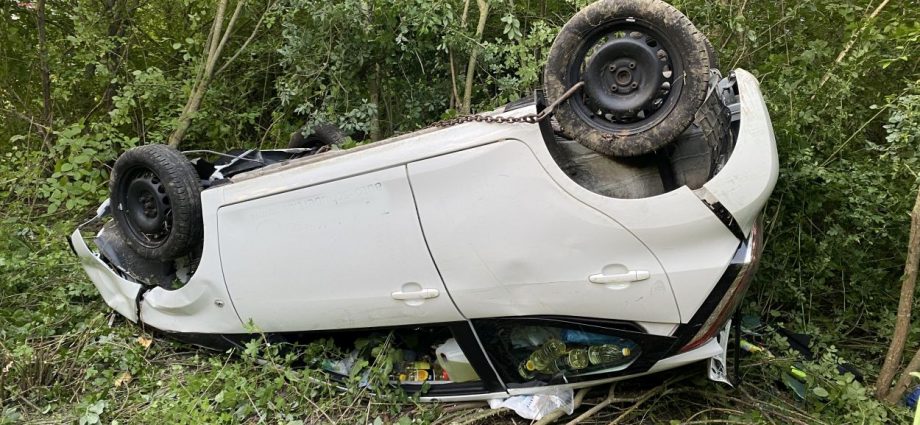 PKW durch die Hecke – Fahrerin leicht verletzt