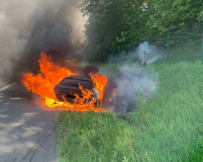 Technischer Defekt – Hybrid-Auto brannte auf A7 bei Homberg (Efze)