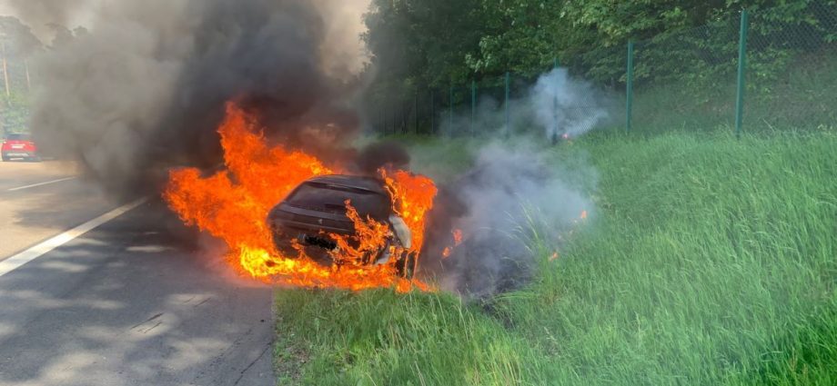 Technischer Defekt – Hybrid-Auto brannte auf A7 bei Homberg (Efze)