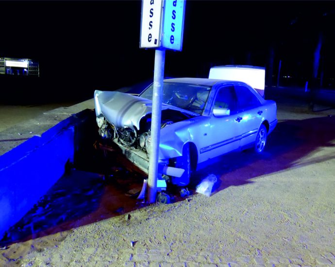 Drei Verletzte bei Alleinunfall am Friedrichplatz in Kassel