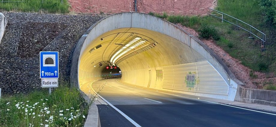 A44: Nächtliche Vollsperrung wegen Tunnelarbeiten