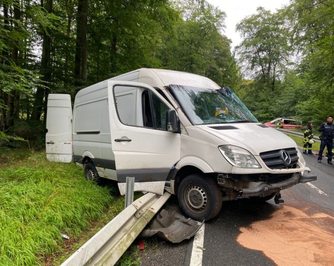 Sprinter-Fahrer bei Unfall nahe Breuna leicht verletzt