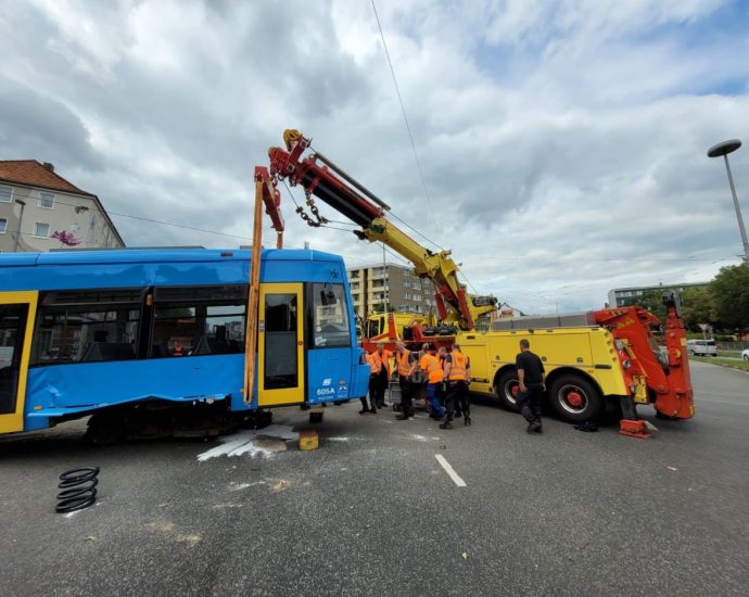 KS: LKW kracht in Straßenbahn – 11 Verletzte (Video)