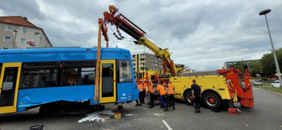 KS: LKW kracht in Straßenbahn – 11 Verletzte (Video)