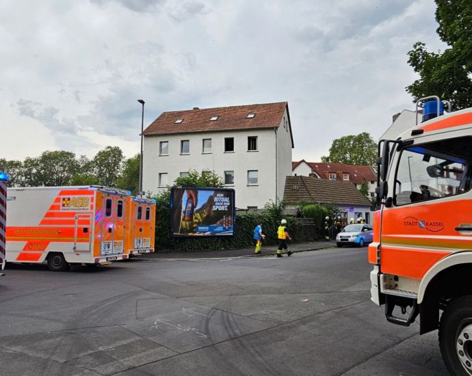 Defekte Gastherme –  Feuerwehr rettet acht Personen und zwei Katzenbabys aus Wohnhaus in Kassel