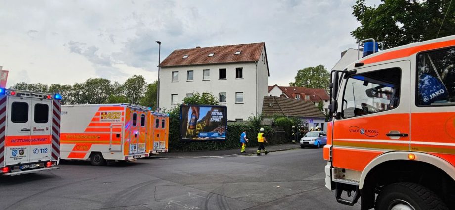 Defekte Gastherme –  Feuerwehr rettet acht Personen und zwei Katzenbabys aus Wohnhaus in Kassel