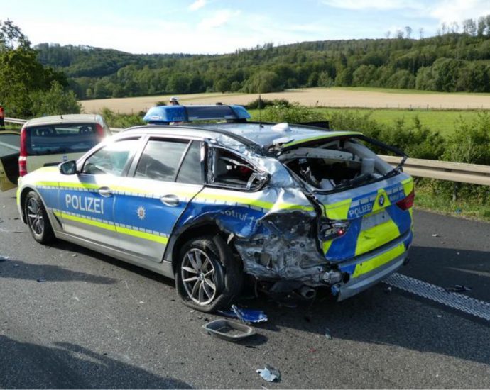 LKW kracht in Streifenwagen auf A44 – Zwei Beamte verletzt