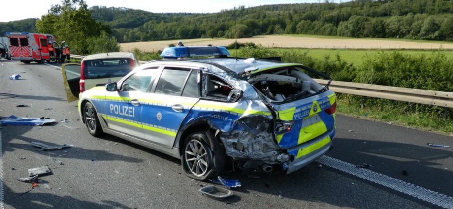 LKW kracht in Streifenwagen auf A44 – Zwei Beamte verletzt