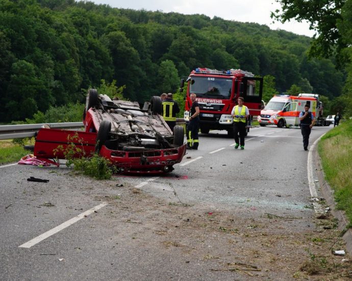 Unfall bei Niedermeiser – Frau und Baby aus PKW geschleudert