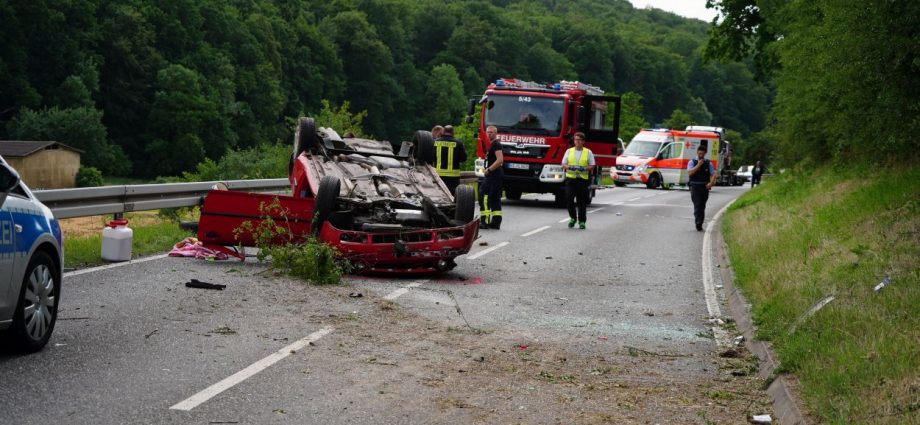 Unfall bei Niedermeiser – Frau und Baby aus PKW geschleudert