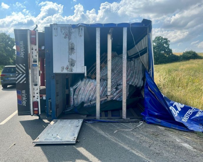 B450: LKW-Anhänger mit Rindenmulch im Pfaffental umgekippt