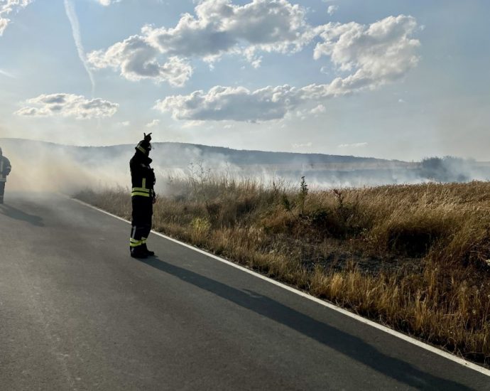 Getreidefeld fängt bei Drescharbeiten Feuer