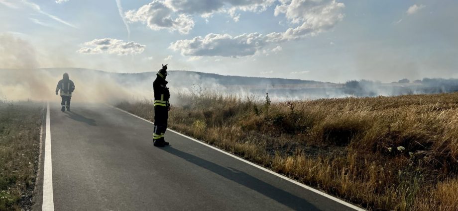 Getreidefeld fängt bei Drescharbeiten Feuer