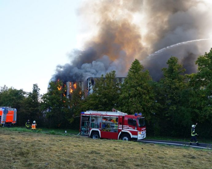 120 Einsatzkräfte bei Großbrand in Hofgeismar – Rauchsäule kilometerweit sichtbar (VIDEO)