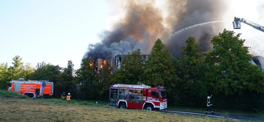 120 Einsatzkräfte bei Großbrand in Hofgeismar – Rauchsäule kilometerweit sichtbar (VIDEO)