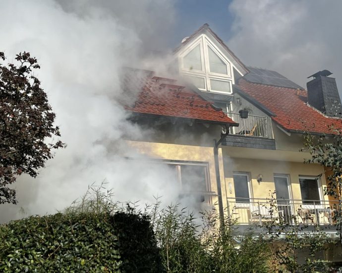 Geräteschuppenbrand greift auf Wohnhaus über