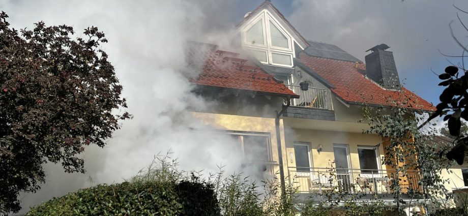 Geräteschuppenbrand greift auf Wohnhaus über